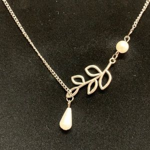 NWOT Adjustable leaf and pearl necklace